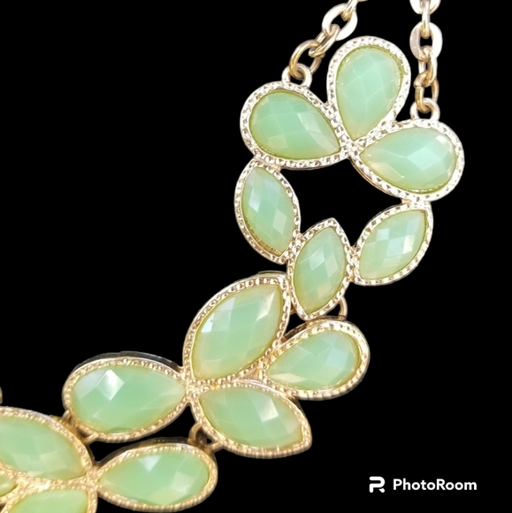 GREEN ACRYLIC FLOWERS & GOLDTONED FASHION NECKLACE - Picture 4 of 5